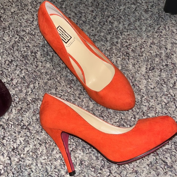 Orange heels, size 6 but feel like a 6.5 to me - Picture 2 of 4
